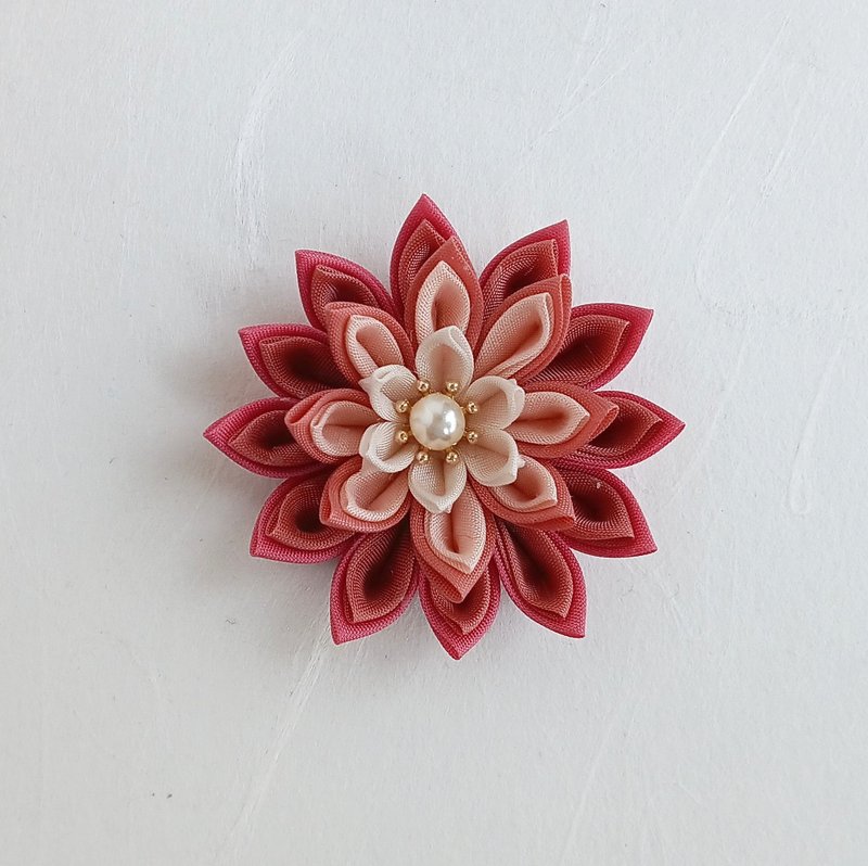 Floral Brooch　red　tsumami-zaiku - เข็มกลัด - ผ้าฝ้าย/ผ้าลินิน สึชมพู