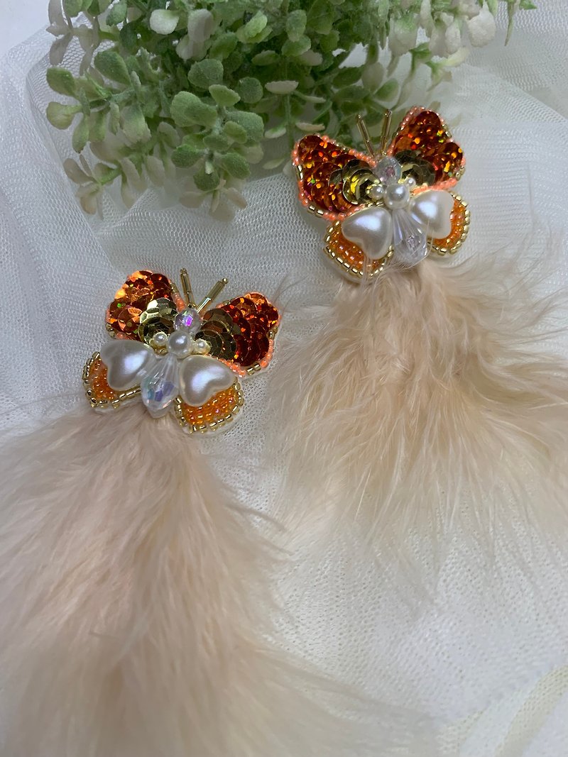 Piercing earrings, orange butterfly pattern Decorated with cream-colored feather - Earrings & Clip-ons - Precious Metals Orange