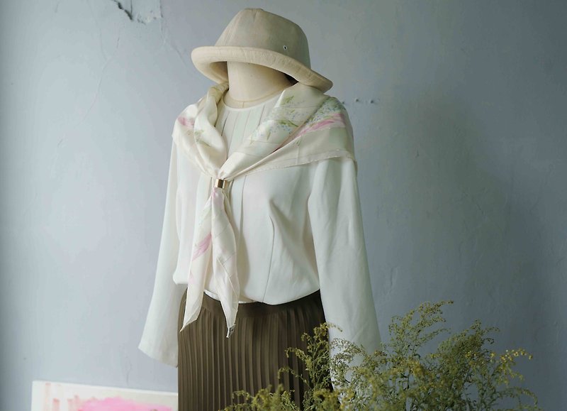 Japanese groceries - KIMIJIMA Japanese brand silver flower 100silk silk scarf - ผ้าพันคอ - ผ้าไหม ขาว