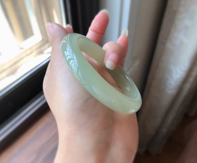 透明感のある紫色の翡翠ヒスイバングル