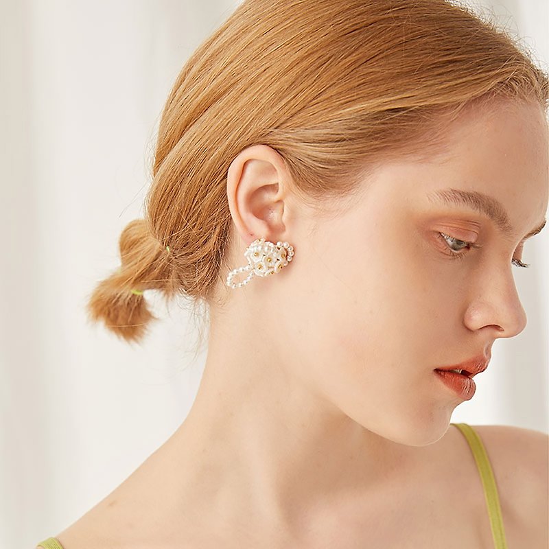 Mell handmade bead embroidery pearl earrings - ต่างหู - วัสดุอื่นๆ ขาว