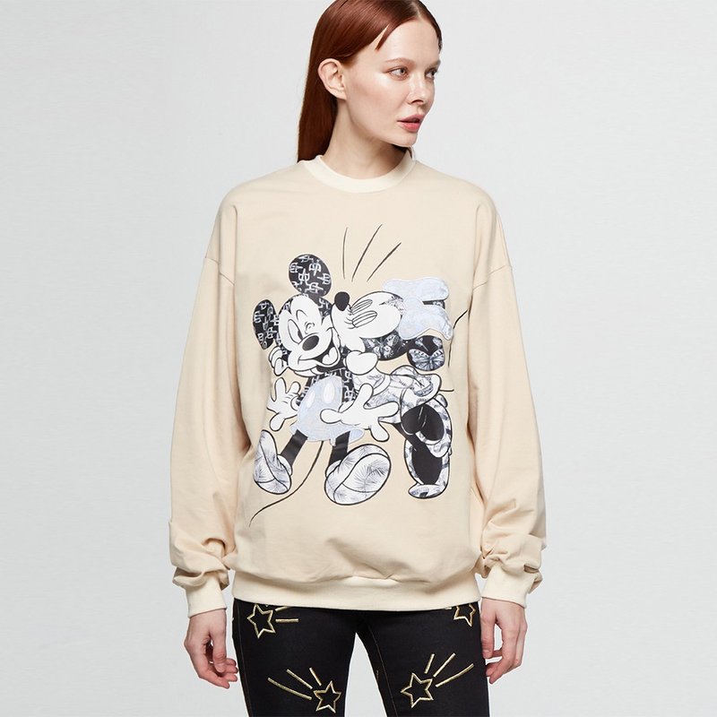 (DW Taiwan Exclusive) Kiss Mickey Minnie Unisex Long Sleeve Sweatshirt (Camel) - เสื้อฮู้ด - ผ้าฝ้าย/ผ้าลินิน 