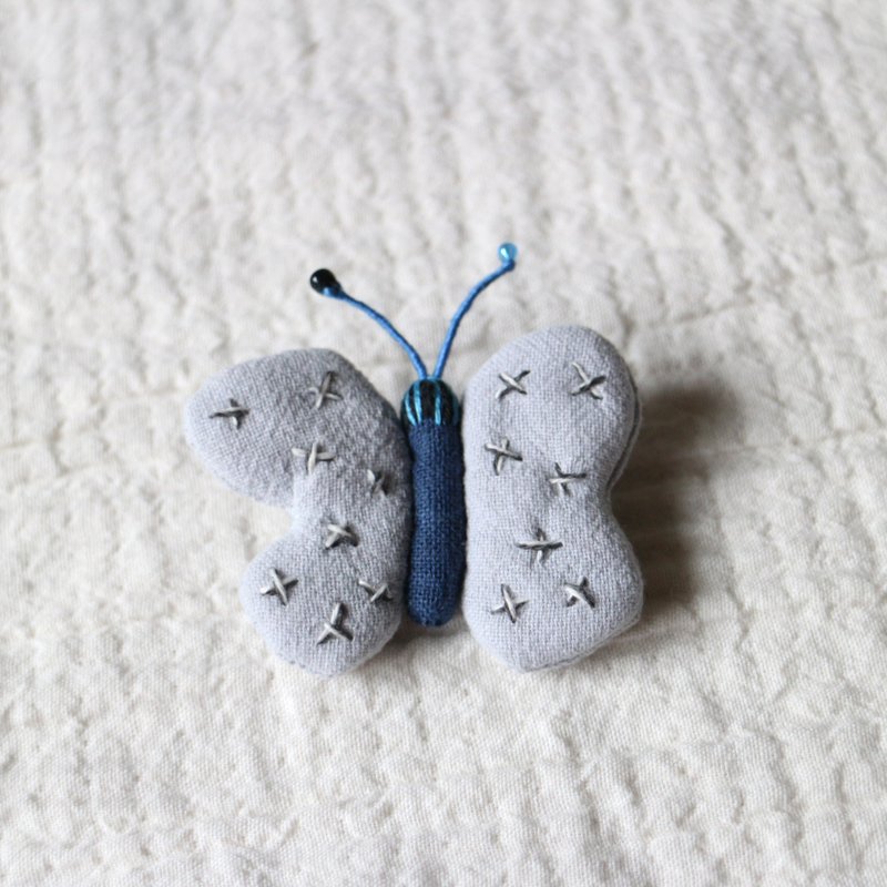 小蝴蝶 刺繡胸針別針 / 67 藍蝶 - 徽章/別針 - 繡線 藍色