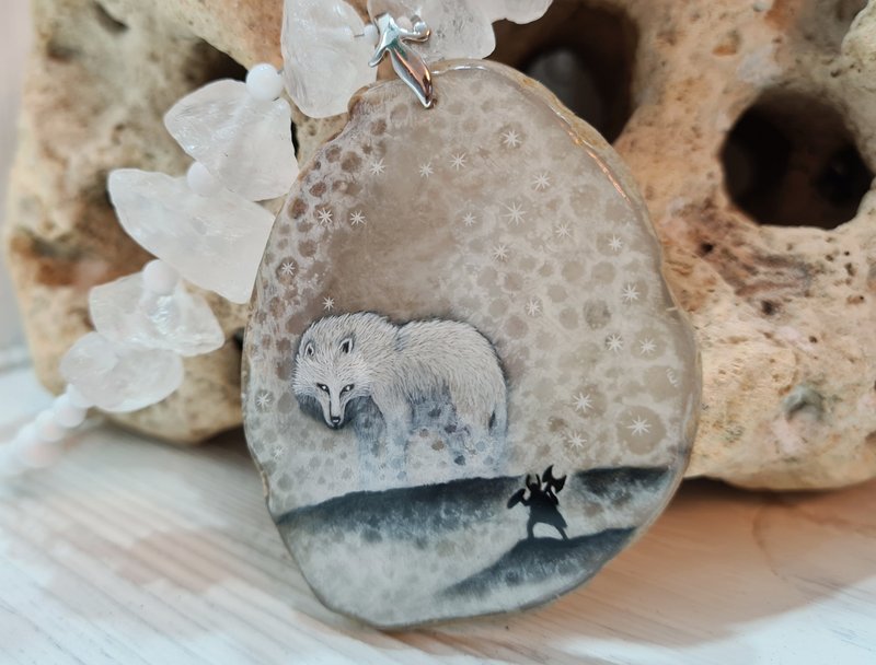 Wolf charm wolf  Fenrir jewelry. Like viking, norwegian folk art. Mjolnir - สร้อยคอ - หิน ขาว