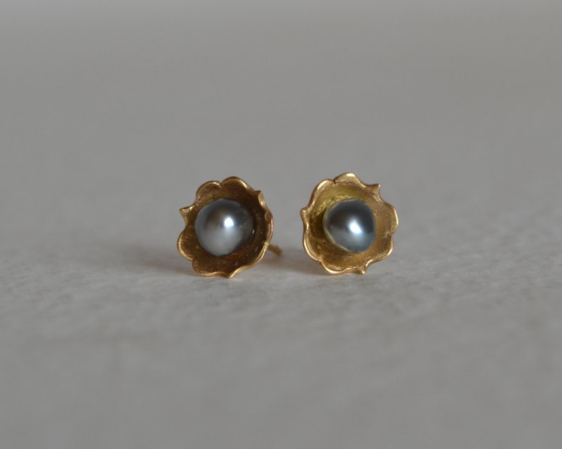 Frill Keshi Pearl Pierce - 耳環/耳夾/耳骨夾 - 其他金屬 金色