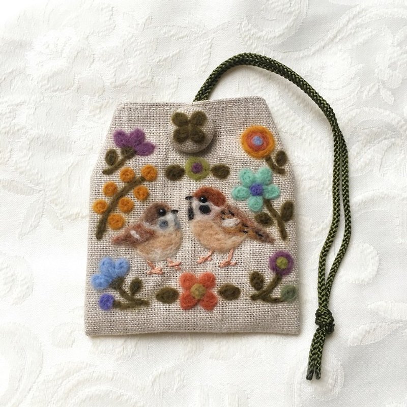 amulet bag of sparrow family - กระเป๋าเครื่องสำอาง - ผ้าฝ้าย/ผ้าลินิน สีกากี