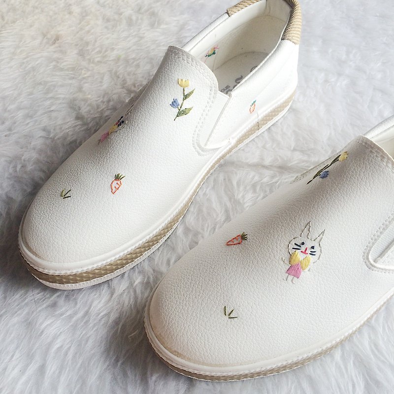 A ribbit in garden (slip-on) - Women's Leather Shoes - Thread White