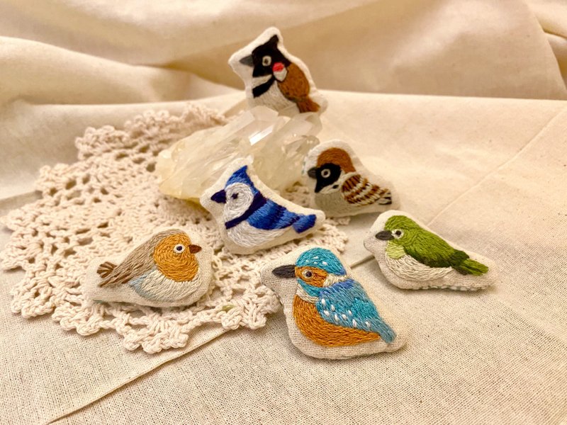 Embroidery wild birds brooch - เข็มกลัด - ผ้าฝ้าย/ผ้าลินิน หลากหลายสี