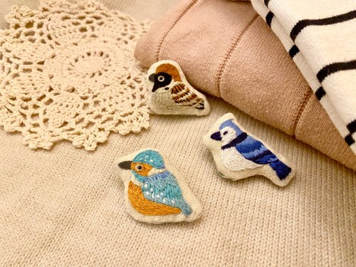 鳥刺繍ブローチ 起毛 - ショップ kiku-kiku ブローチ - Pinkoi