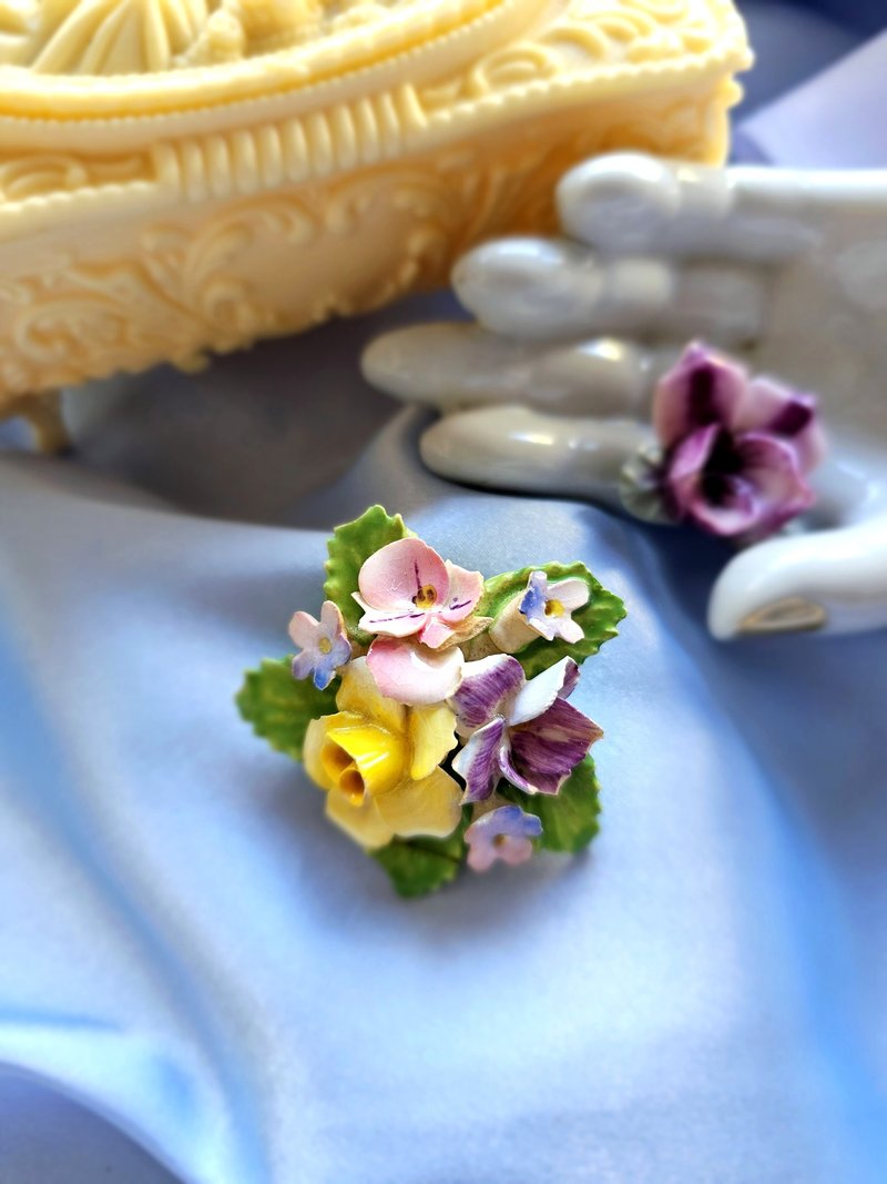 England bone china orchid rose forget-me-not pansy brooch/pin/western antique jewelry made in England - Brooches - Porcelain 