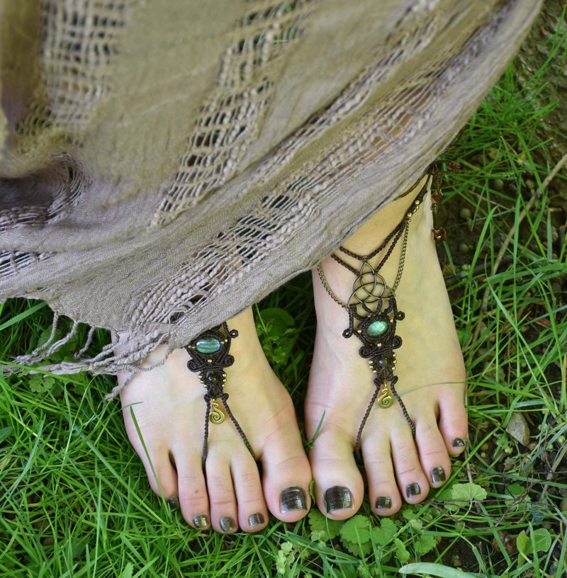 Labradorite foot jewelry, brown tribal barefoot sandal, macrame foot thong - 涼鞋 - 繡線 咖啡色