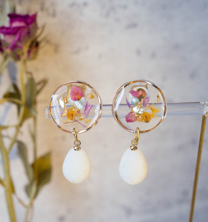 New Year's greetings, temperament, white ball, dry flowers, no flowers, gold foil resin earrings / ear clips - Earrings & Clip-ons - Resin Transparent