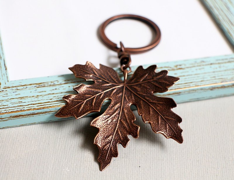 Ancient copper Maple Leaf key ring - Keychains - Other Metals Brown