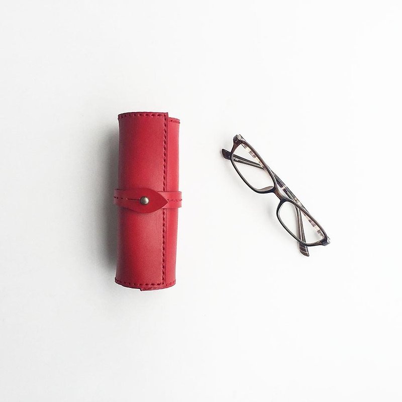 Scroll glasses case using Tochigi leather red - Other - Genuine Leather Red