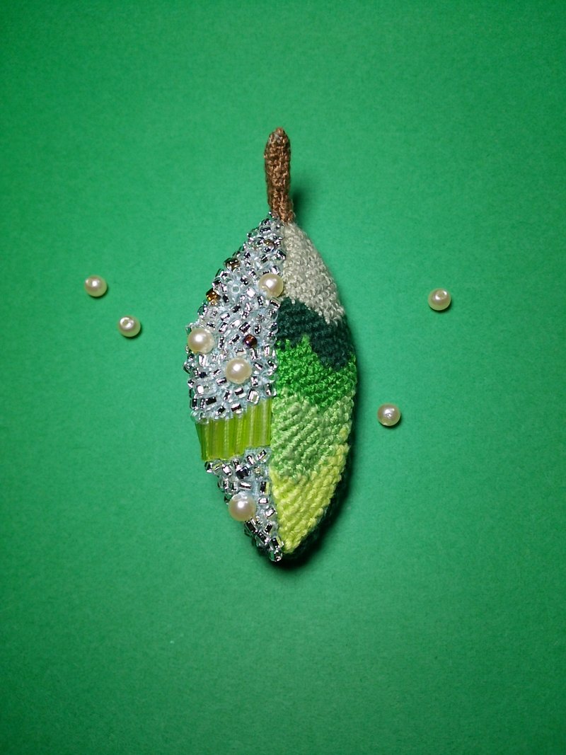 手刺繡x串珠綠色系葉形胸針 - 胸針 - 繡線 綠色