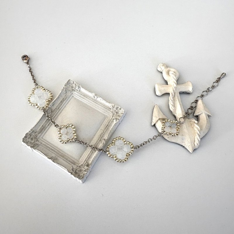 Clover Crystal Bracelet Handmade Beaded Jewelry Rhodium Plated Elegance White - 手鍊/手環 - 玻璃 白色