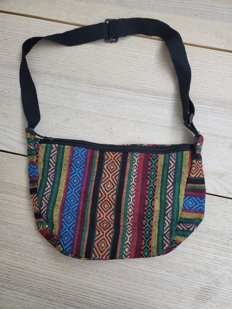 有禮貌穿搭 復古 民族風 圖騰刺繡款 半月包 胸包 - 側背包/斜背包 - 棉．麻 多色