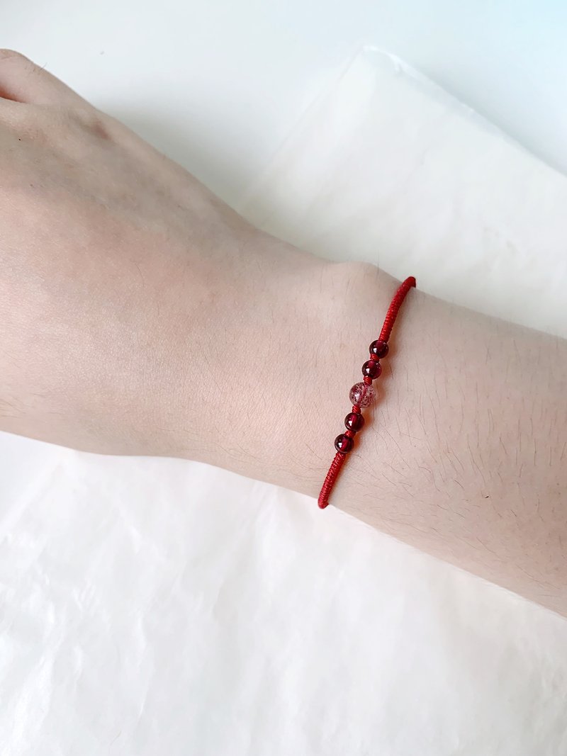 Strawberry crystal + Stone*4 The red line is very thin / encounter and love is coming - Bracelets - Other Materials Red