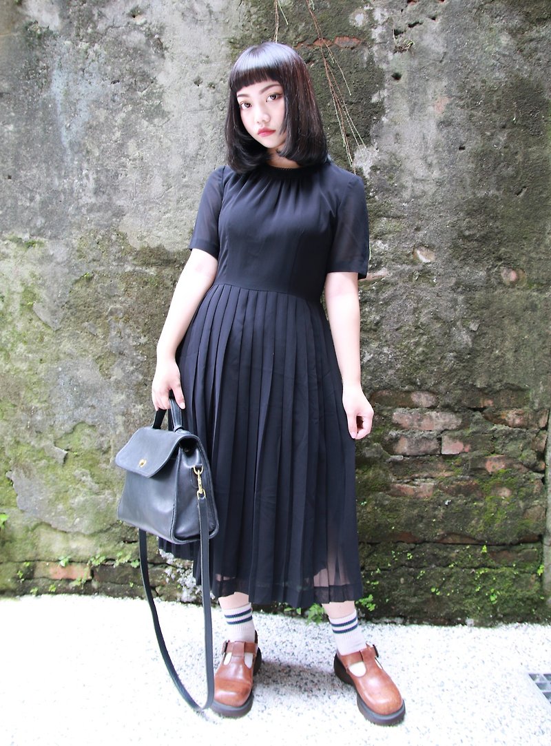 Back to Green:: 優雅細緻百折 簡約款 vintage dress (D-03) - 洋裝/連身裙 - 絲．絹 黑色