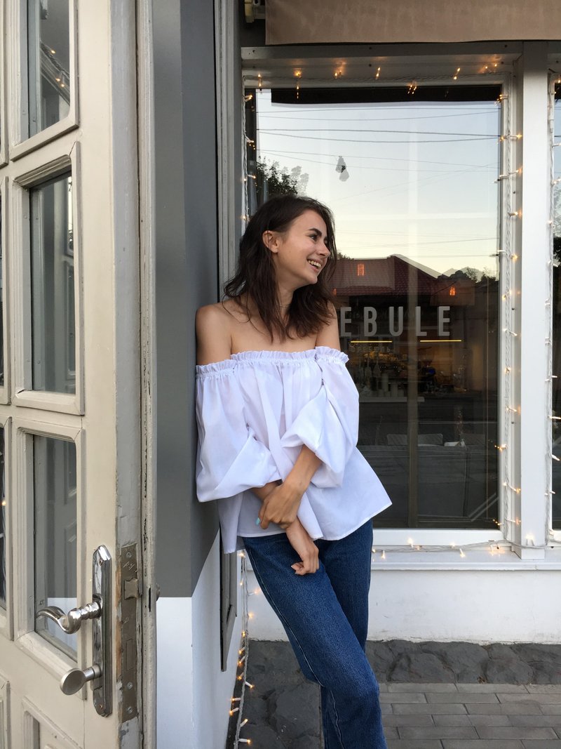 Off the shoulder white cotton top with puff sleeve. Peasant romantic blouse - 女襯衫 - 其他材質 白色