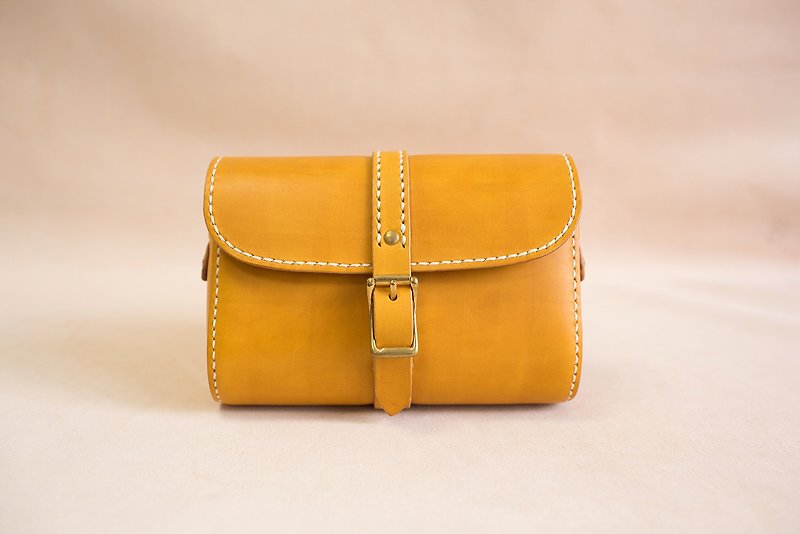 [Cutting line] Leather handmade retro buckle style female bag shoulder mini square bag messenger bag - Messenger Bags & Sling Bags - Genuine Leather Orange