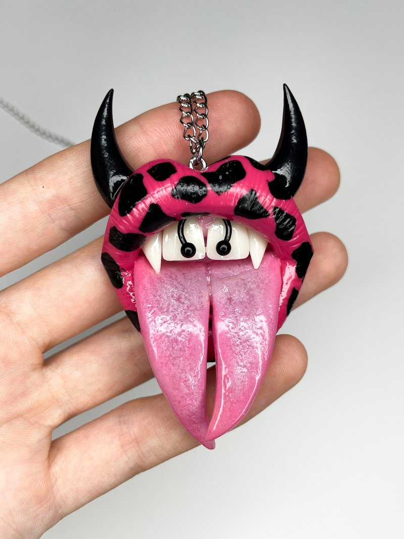Pendant. Pink & black lips with  horns. - 項鍊 - 黏土 