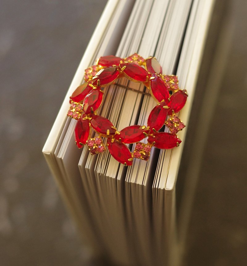 Vintage gold tone red rhinestones flower brooch pin b62 - เข็มกลัด - โลหะ สีแดง