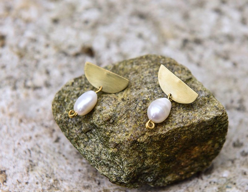 Brass hand cut pearl earrings||Tears of the earth ||Le rêve: Jungle - Earrings & Clip-ons - Pearl Gold