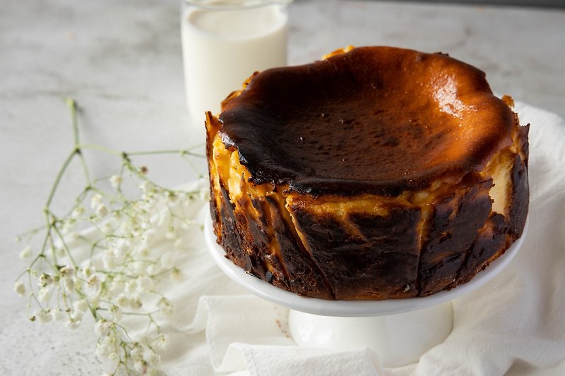 Basque Cheesecake - เค้กและของหวาน - อาหารสด สีนำ้ตาล
