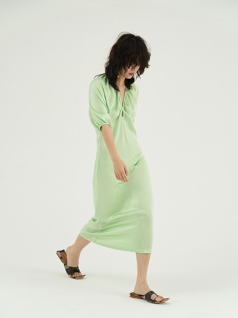 TiaTia | 夏日冰絲感薄荷綠鏤空絲緞感連衣裙 - 洋裝/連身裙 - 絲．絹 綠色