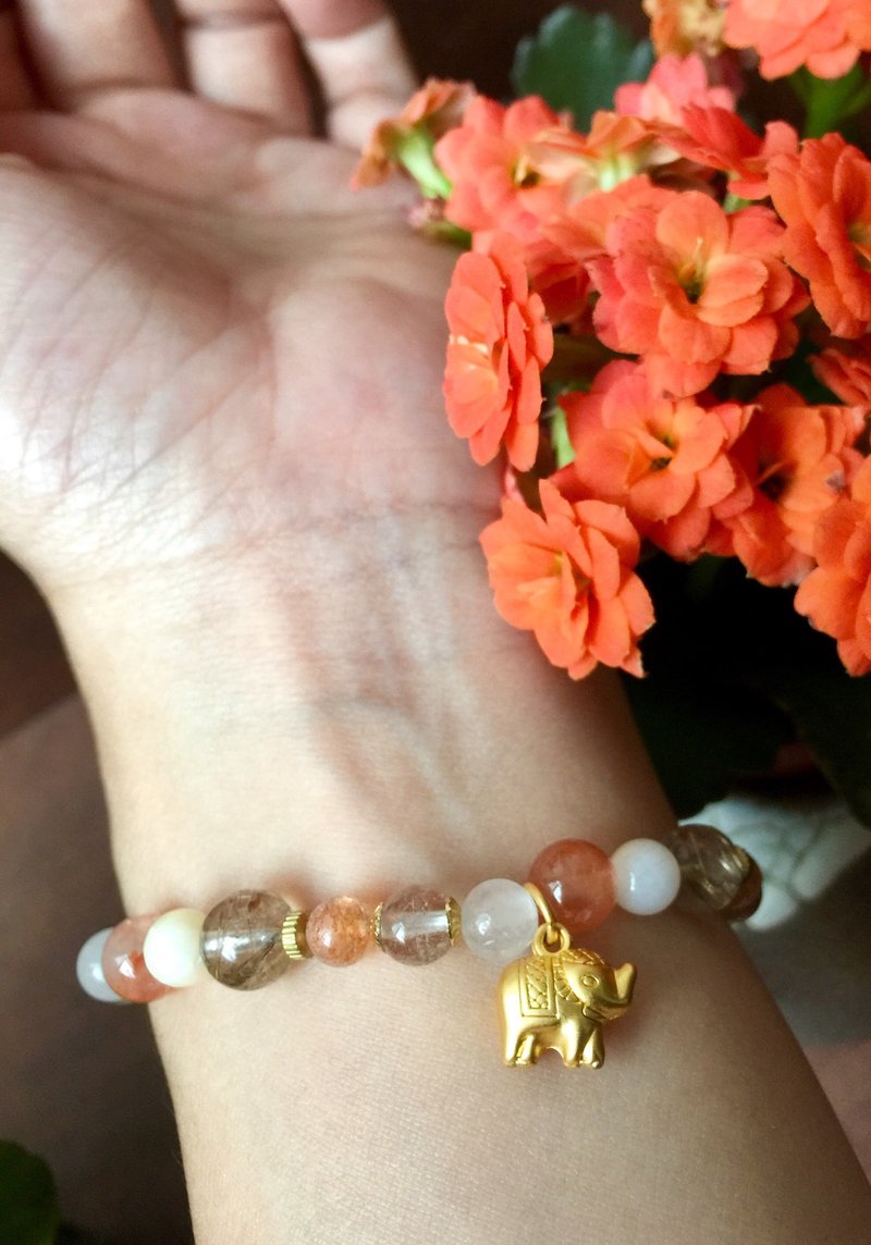 Stone orange color combination design || || Tong Bao like. Red Bronze titanium / Red Rabbit / clam / matte gold as ornaments - สร้อยข้อมือ - คริสตัล หลากหลายสี