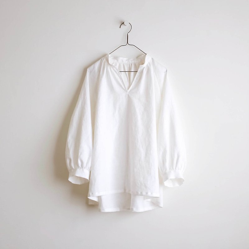 Daily handmade clothes miss travel time white V-neck wide blouse linen - Women's Tops - Cotton & Hemp White