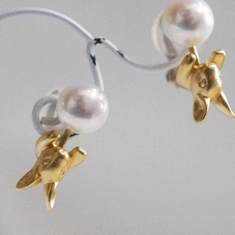 Pearl and rabbit earrings / Gold one ear - Earrings & Clip-ons - Other Metals Gold