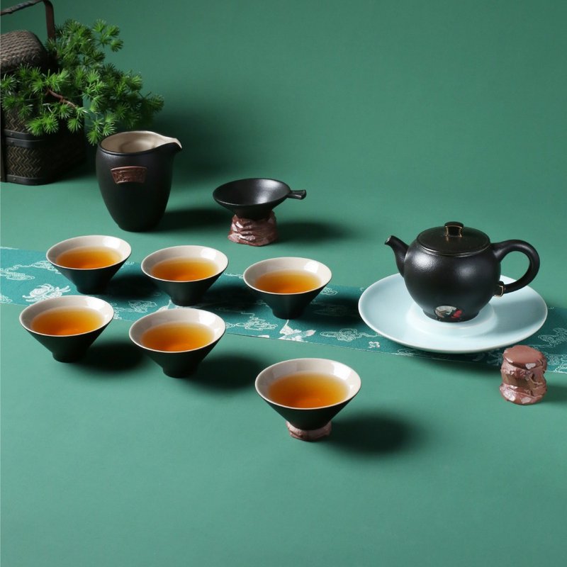 陸寶 居山水茶禮 1壺1海6杯 茶具組 - 茶壺/茶杯/茶具 - 陶 黑色