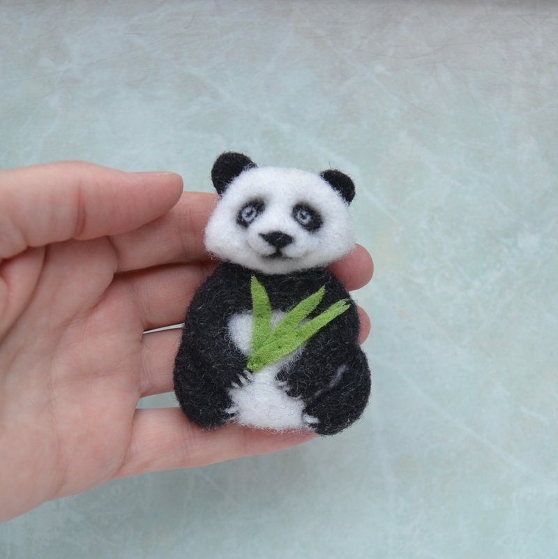 Cute panda bear pin Needle felted replica brooch for women Wool replica animal - เข็มกลัด - ขนแกะ สีดำ