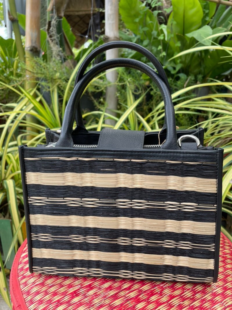 Papyrus bag with black and white diagonal striped weaving and an old pattern. - 手提包/手提袋 - 植物．花 黑色