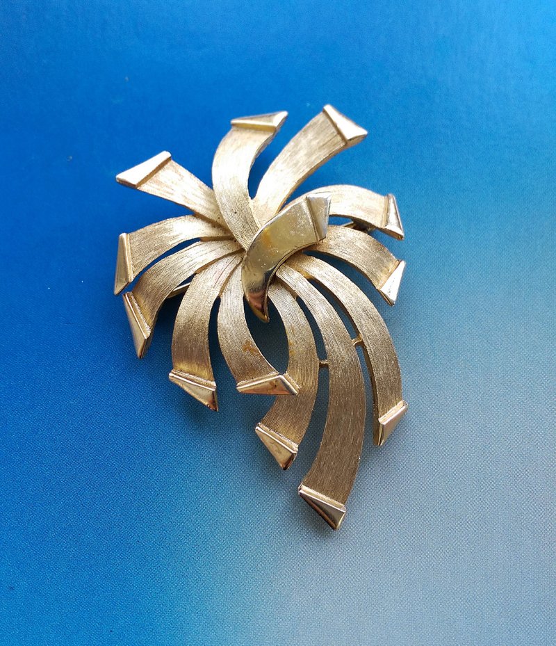 Vintage Jewelry 西洋古董飾品 TRIFARI 金色調 煙花緞帶 別針 - 徽章/別針 - 其他金屬 金色