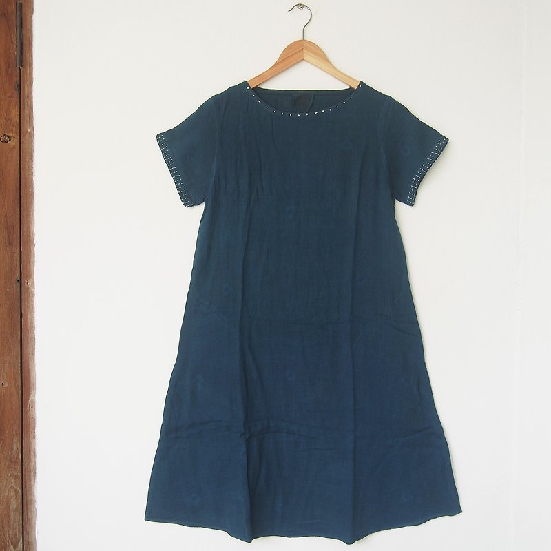 Dark indigo dress / hand embroidery - natural dye - 連身裙 - 棉．麻 藍色