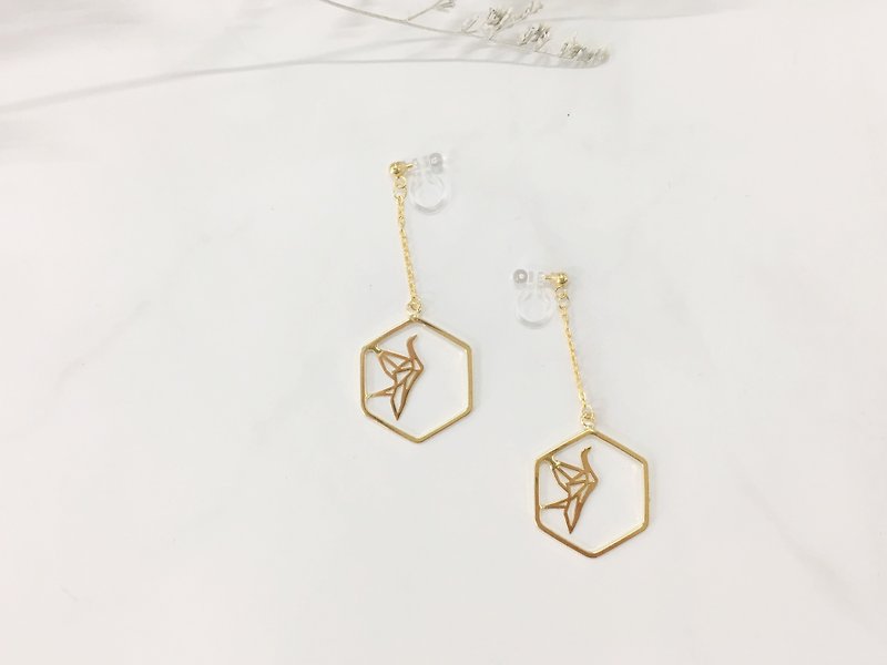 18K gold-plated geometric paper crane hexagonal ear clip - hexagonal paper crane - ต่างหู - โลหะ สีทอง