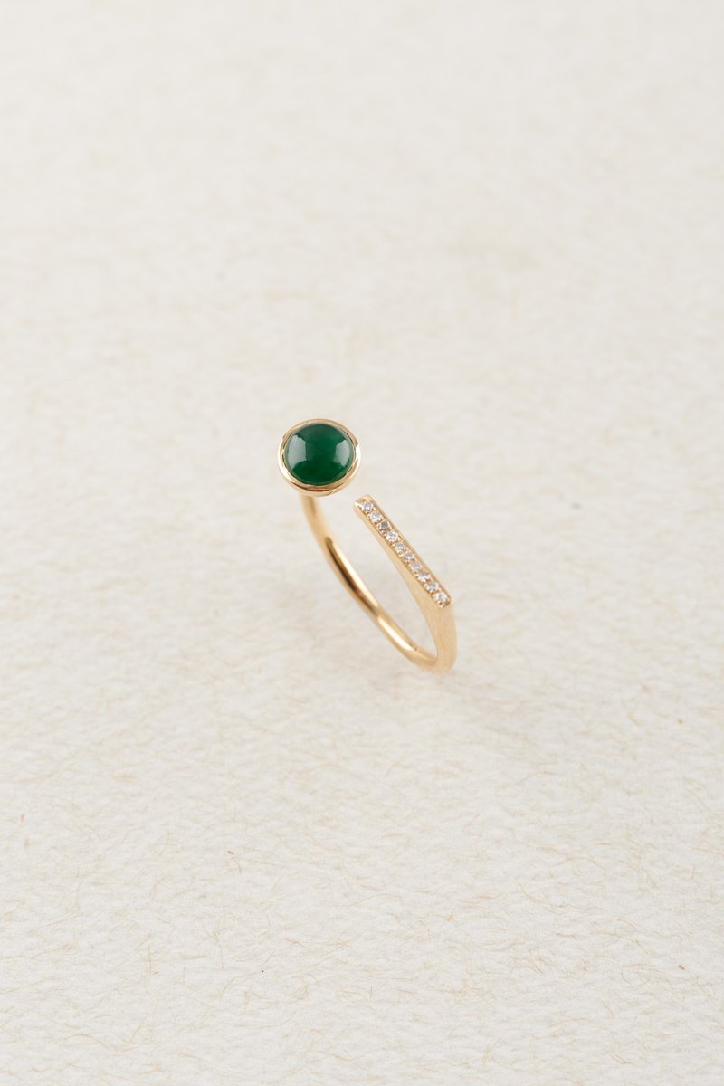 Where the Heart Is -ホワイトダイヤモンド付き 18K イエロー ゴールド エメラルド キャビン リング - リング・指輪 - 翡翠 ホワイト