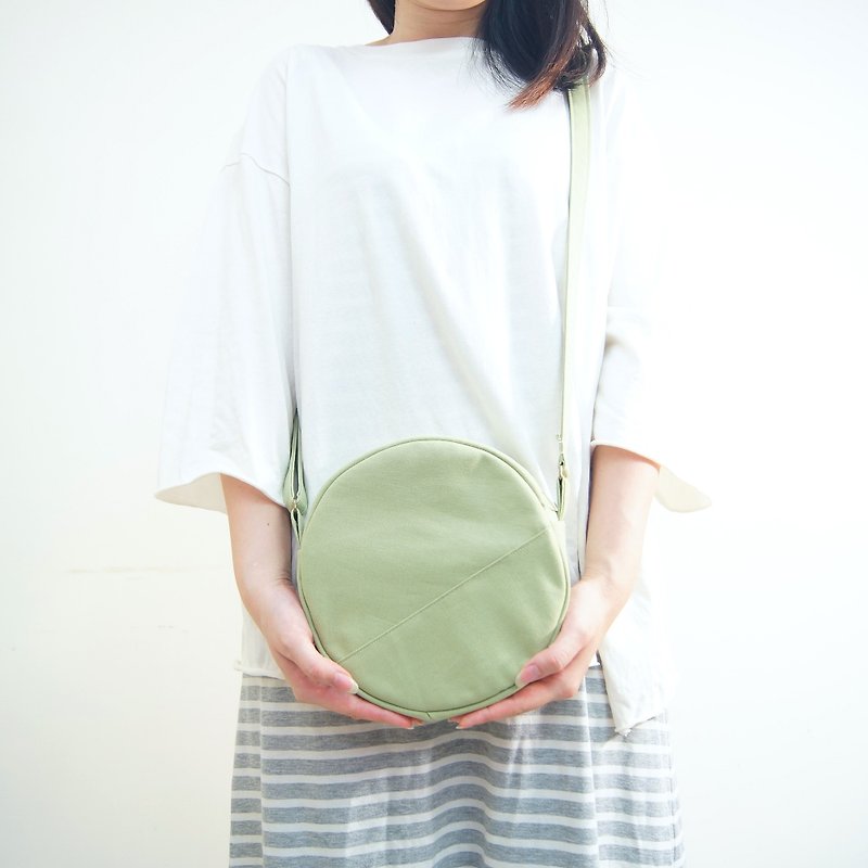 Small Round Bag Series Forest Matcha Prince Shoulder Bag - Light Green - กระเป๋าแมสเซนเจอร์ - ผ้าฝ้าย/ผ้าลินิน สีเขียว