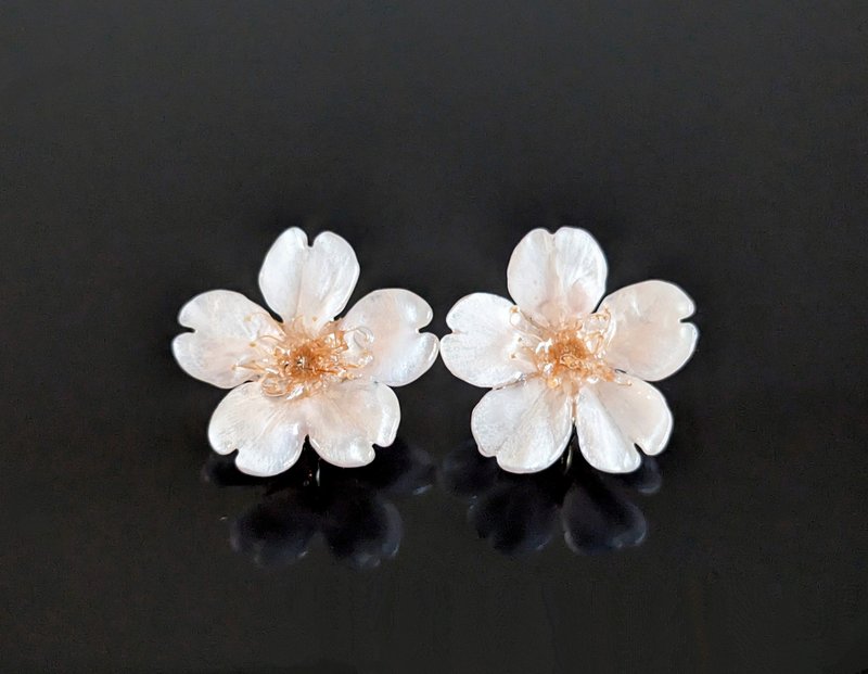 Real Cherry Blossom Earrings. One-and-only, precious gift from nature. - ต่างหู - เรซิน สึชมพู