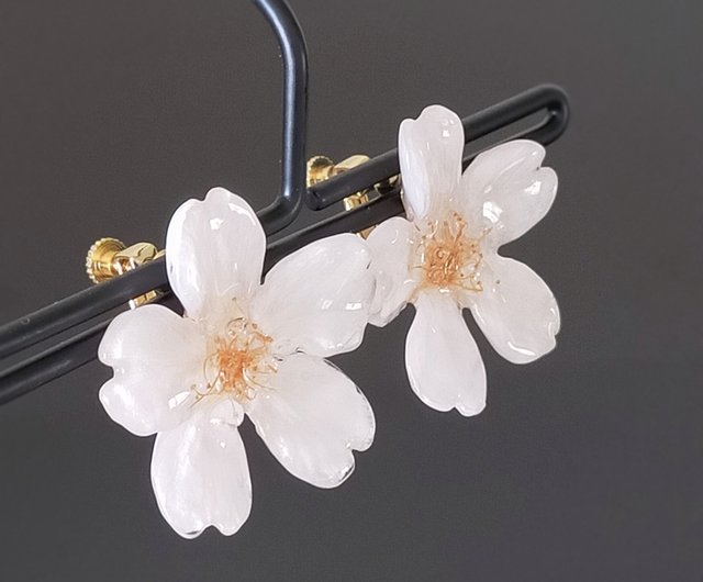 Everpink. こだわりの花びらで仕上げた本物の桜の耳飾り (イヤリング) ソメイヨシノ 吉野桜 - ショップ MARICO KAZEHARU  ピアス・イヤリング - Pinkoi