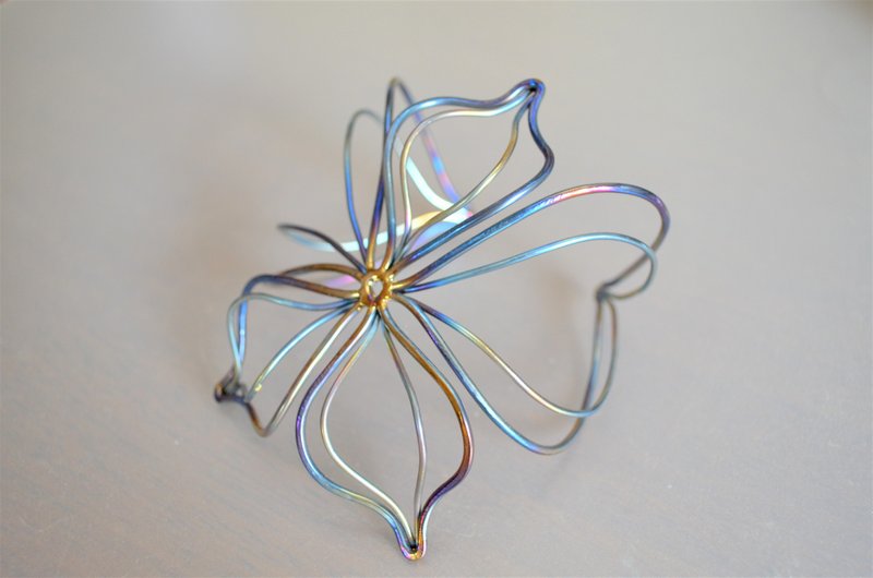 花のチタンバングル・鎚目・Titanium Bangle - ブレスレット - 金属 ブルー