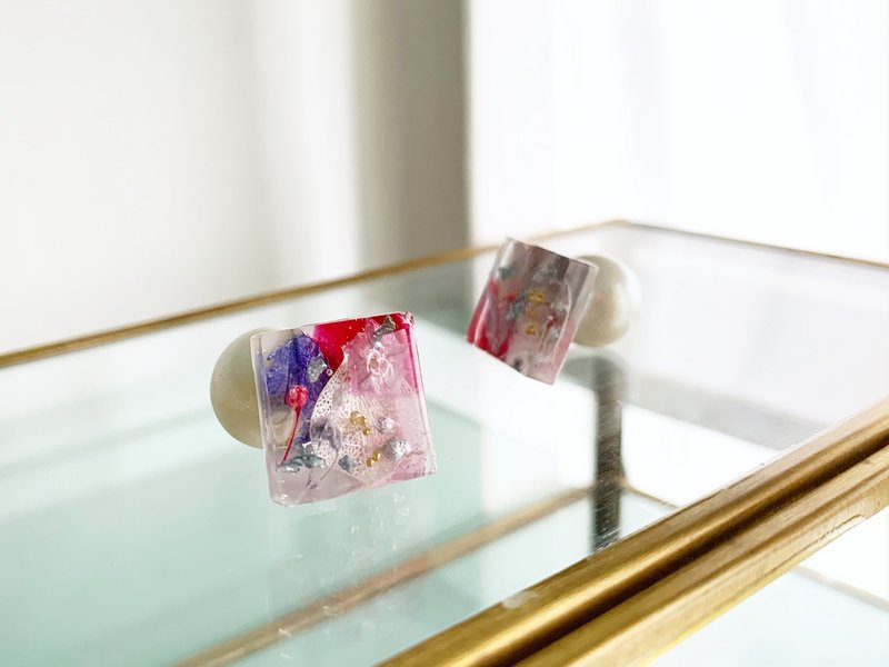 2WAY: Deldinium stud earrings that sprinkle happiness - Earrings & Clip-ons - Resin Pink