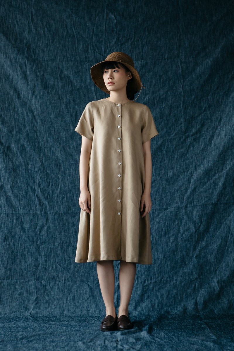 A-line dress with Shell Button in Caramel - ชุดเดรส - ผ้าฝ้าย/ผ้าลินิน สีกากี