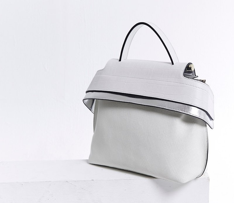 Shell magnetic buckle side open shoulder bag white - กระเป๋าถือ - หนังแท้ ขาว