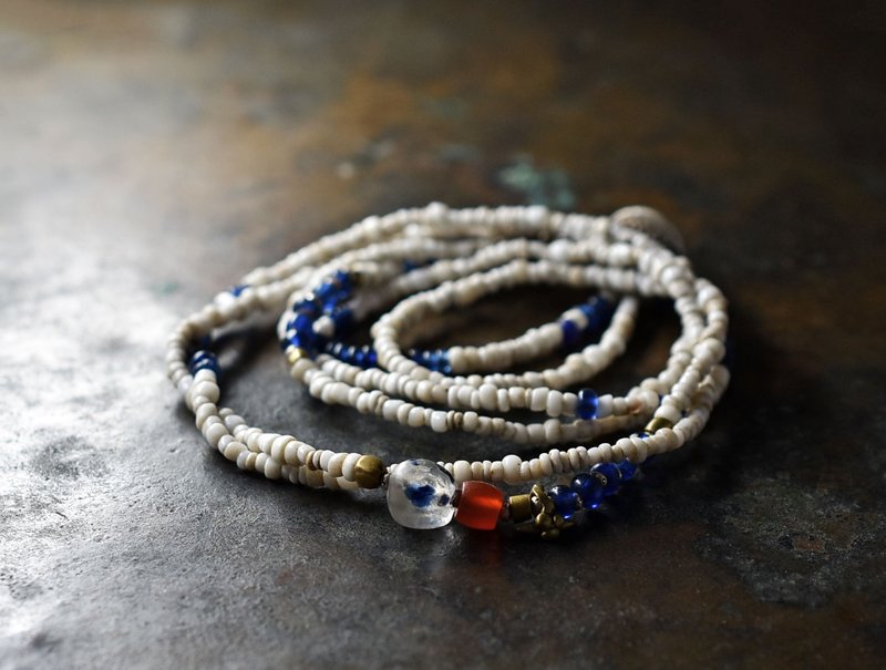 Double strand necklace of ancient glazed crystal and ancient carnelian, old orissa brass, white and blue beads - Necklaces - Glass White