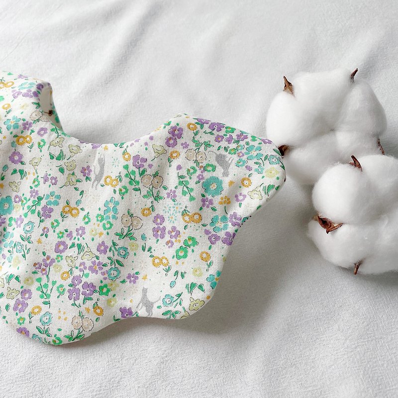 Cat Forest two-color handmade six-layer gauze mini flower-shaped bib bib gift box - Bibs - Cotton & Hemp 
