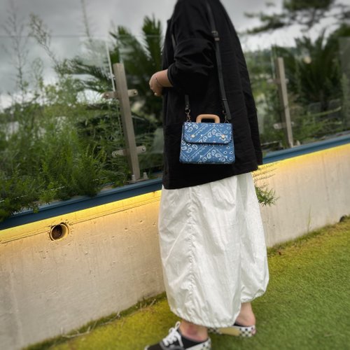 Clutch bag _ Paisley Denim blue - Shop BAKS JEJULOUNLIFE Handbags